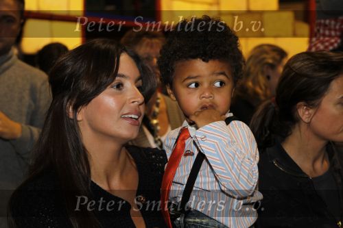Hoofddorp 3 februari 2010
Presentatie romper tbv stop kindermisbruik bij happy kids in hoofddorp. Rossana Lima Kluivert met zoon Shane
Peter Smulders bv