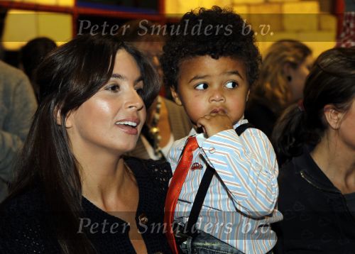 Hoofddorp 3 februari 2010
Presentatie romper tbv stop kindermisbruik bij happy kids in hoofddorp. Rossana Lima Kluivert met zoon Shane
Peter Smulders bv