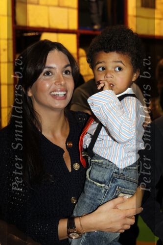 Hoofddorp 3 februari 2010
Presentatie romper tbv stop kindermisbruik bij happy kids in hoofddorp. Rossana Lima Kluivert met zoon Shane
Peter Smulders bv