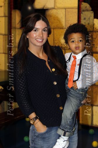 Hoofddorp 3 februari 2010
Presentatie romper tbv stop kindermisbruik bij happy kids in hoofddorp. Rossana Lima Kluivert met zoon Shane
Peter Smulders bv