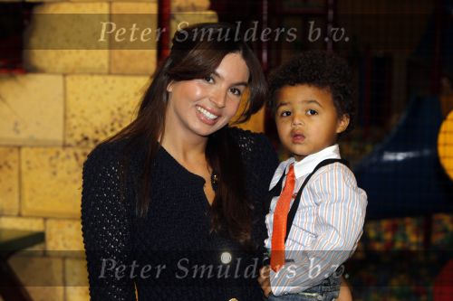 Hoofddorp 3 februari 2010
Presentatie romper tbv stop kindermisbruik bij happy kids in hoofddorp. Rossana Lima Kluivert met zoon Shane
Peter Smulders bv