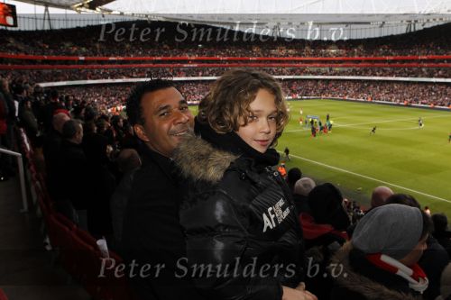 Londen 31 januari 2010
Ruud Gullit aan het werk voor Sky sports tijdens Arsenal-Manchester United.
Maxim Gullit mocht met zijn vader mee.
Peter Smulders bv