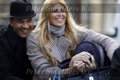 Amsterdam 20 januari 2010
Ruud en estelle Gullit met een vriend van hen uit Los Angeles. Danielle Overgaag kwam hem de hand schudden terwijl leco haar haren aan het verven was. Ruud en estelle proberen haar te verbergen voor de fotograaf.
Peter Smulders bv