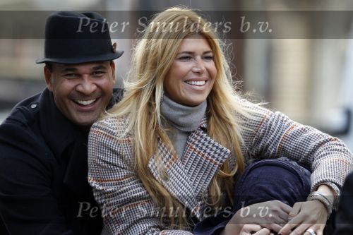 Amsterdam 20 januari 2010
Ruud en estelle Gullit met een vriend van hen uit Los Angeles. Danielle Overgaag kwam hem de hand schudden terwijl leco haar haren aan het verven was. Ruud en estelle proberen haar te verbergen voor de fotograaf.
Peter Smulders bv