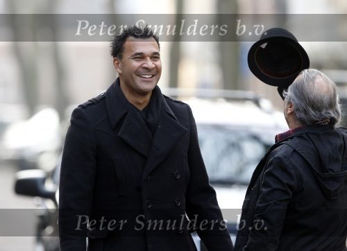Amsterdam 20 januari 2010
Ruud en estelle Gullit met een vriend van hen uit Los Angeles. Danielle Overgaag kwam hem de hand schudden terwijl leco haar haren aan het verven was. Ruud en estelle proberen haar te verbergen voor de fotograaf.
Peter Smulders bv