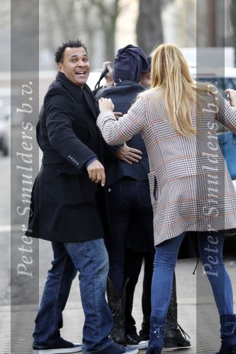 Amsterdam 20 januari 2010
Ruud en estelle Gullit met een vriend van hen uit Los Angeles. Danielle Overgaag kwam hem de hand schudden terwijl leco haar haren aan het verven was. Ruud en estelle proberen haar te verbergen voor de fotograaf.
Peter Smulders bv