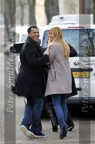 Amsterdam 20 januari 2010
Ruud en estelle Gullit met een vriend van hen uit Los Angeles. Danielle Overgaag kwam hem de hand schudden terwijl leco haar haren aan het verven was. Ruud en estelle proberen haar te verbergen voor de fotograaf.
Peter Smulders bv