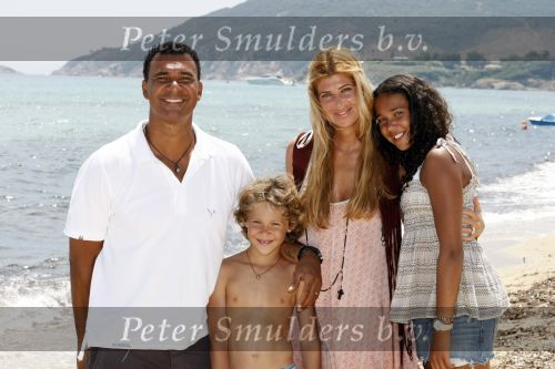 Sant Tropez 27 juni 2009
Ruud Estelle Joelle en Maxim Gullit op vakantie in St Tropez.
Peter Smulders bv