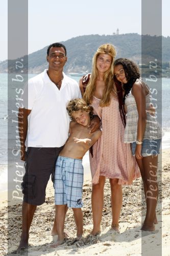 Sant Tropez 27 juni 2009
Ruud Estelle Joelle en Maxim Gullit op vakantie in St Tropez.
Peter Smulders bv