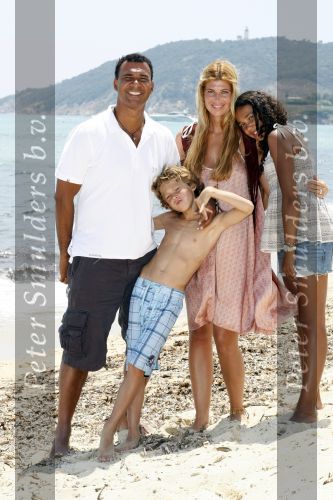 Sant Tropez 27 juni 2009
Ruud Estelle Joelle en Maxim Gullit op vakantie in St Tropez.
Peter Smulders bv