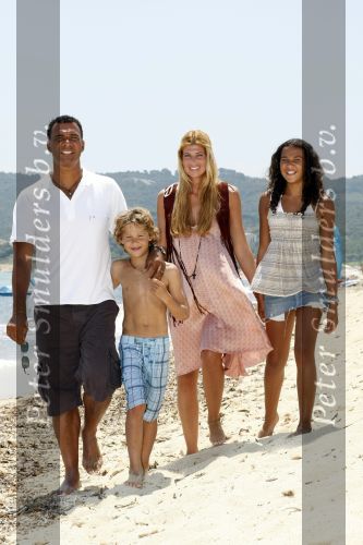 Sant Tropez 27 juni 2009
Ruud Estelle Joelle en Maxim Gullit op vakantie in St Tropez.
Peter Smulders bv