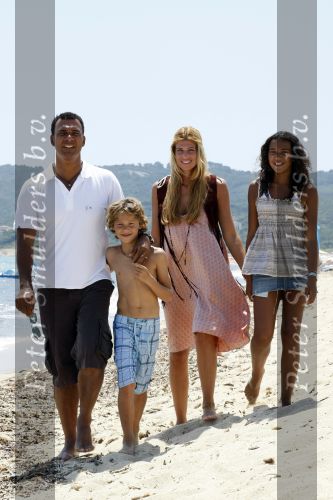 Sant Tropez 27 juni 2009
Ruud Estelle Joelle en Maxim Gullit op vakantie in St Tropez.
Peter Smulders bv