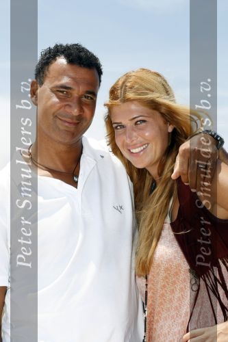 Sant Tropez 27 juni 2009
Ruud Estelle Joelle en Maxim Gullit op vakantie in St Tropez.
Peter Smulders bv