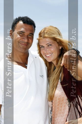 Sant Tropez 27 juni 2009
Ruud Estelle Joelle en Maxim Gullit op vakantie in St Tropez.
Peter Smulders bv