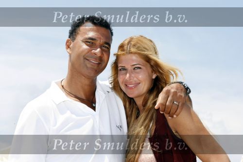 Sant Tropez 27 juni 2009
Ruud Estelle Joelle en Maxim Gullit op vakantie in St Tropez.
Peter Smulders bv