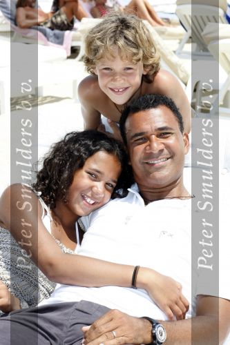 Sant Tropez 27 juni 2009
Ruud Estelle Joelle en Maxim Gullit op vakantie in St Tropez.
Peter Smulders bv