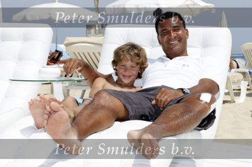 Sant Tropez 27 juni 2009
Ruud Estelle Joelle en Maxim Gullit op vakantie in St Tropez.
Peter Smulders bv
