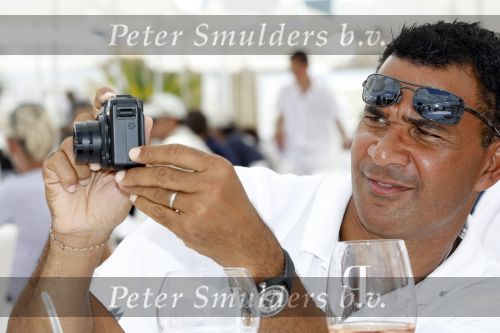 Sant Tropez 27 juni 2009
Ruud Estelle Joelle en Maxim Gullit op vakantie in St Tropez.
Peter Smulders bv