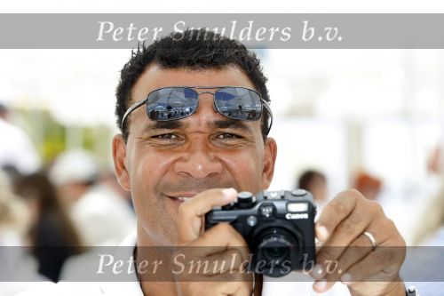 Sant Tropez 27 juni 2009
Ruud Estelle Joelle en Maxim Gullit op vakantie in St Tropez.
Peter Smulders bv