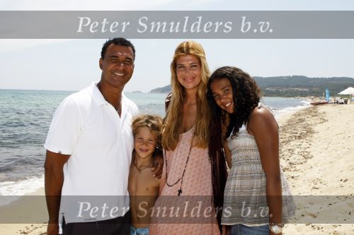 Sant Tropez 27 juni 2009
Ruud Estelle Joelle en Maxim Gullit op vakantie in St Tropez.
Peter Smulders bv
