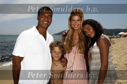 Sant Tropez 27 juni 2009
Ruud Estelle Joelle en Maxim Gullit op vakantie in St Tropez.
Peter Smulders bv