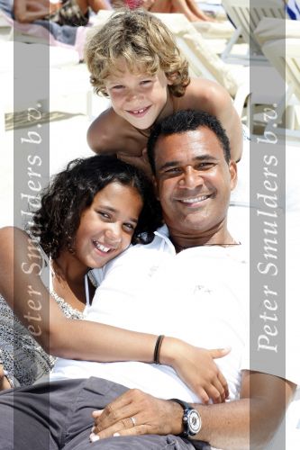 Sant Tropez 27 juni 2009
Ruud Estelle Joelle en Maxim Gullit op vakantie in St Tropez.
Peter Smulders bv