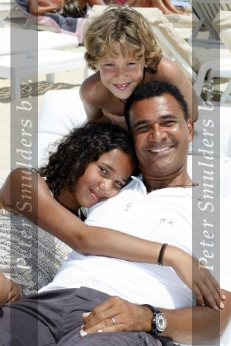 Sant Tropez 27 juni 2009
Ruud Estelle Joelle en Maxim Gullit op vakantie in St Tropez.
Peter Smulders bv