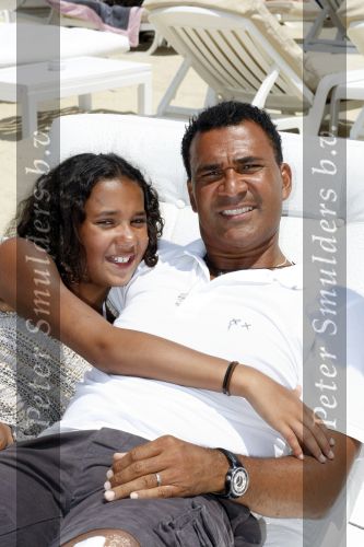 Sant Tropez 27 juni 2009
Ruud Estelle Joelle en Maxim Gullit op vakantie in St Tropez.
Peter Smulders bv