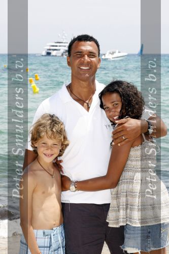 Sant Tropez 27 juni 2009
Ruud Estelle Joelle en Maxim Gullit op vakantie in St Tropez.
Peter Smulders bv
