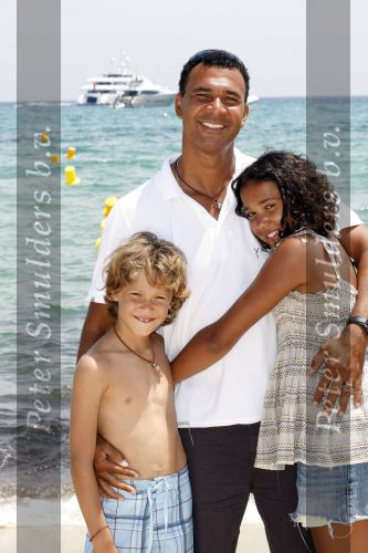 Sant Tropez 27 juni 2009
Ruud Estelle Joelle en Maxim Gullit op vakantie in St Tropez.
Peter Smulders bv