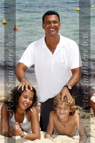 Sant Tropez 27 juni 2009
Ruud Estelle Joelle en Maxim Gullit op vakantie in St Tropez.
Peter Smulders bv