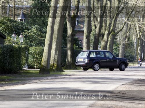 Huizen 7 maart 2010
Linda de Mol haar huis wordt verbouwt. Sander Vahle komt de kinderen halen met zijn Range Rover.
Peter Smulders bv