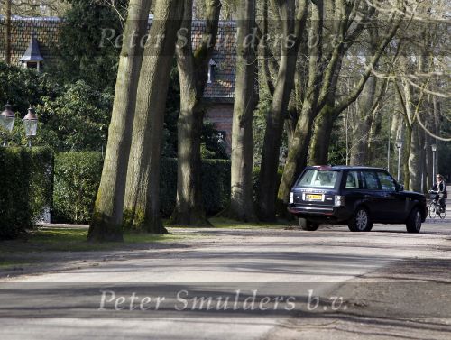 Huizen 7 maart 2010
Linda de Mol haar huis wordt verbouwt. Sander Vahle komt de kinderen halen met zijn Range Rover.
Peter Smulders bv