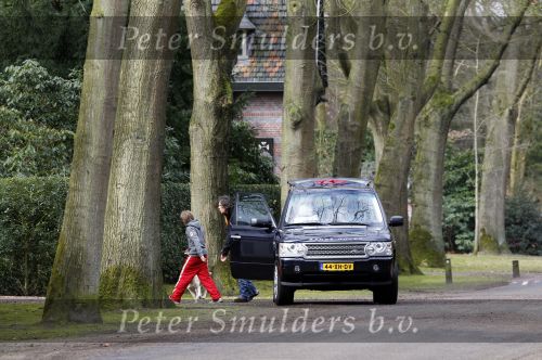 Huizen 13 maart 2010
Sander Vahle met de kinderen bij het huis van Linda de Mol.
Peter Smulders bv