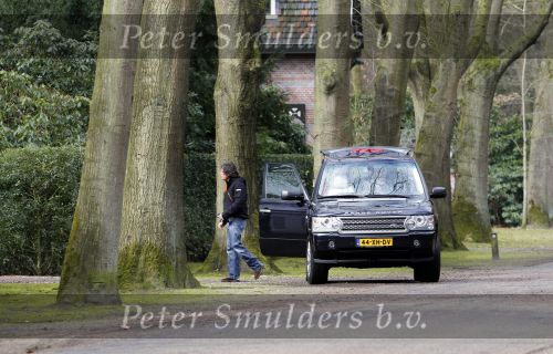 Huizen 13 maart 2010
Sander Vahle met de kinderen bij het huis van Linda de Mol.
Peter Smulders bv