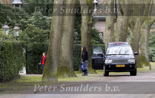 Huizen 13 maart 2010
Sander Vahle met de kinderen bij het huis van Linda de Mol.
Peter Smulders bv