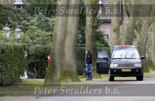 Huizen 13 maart 2010
Sander Vahle met de kinderen bij het huis van Linda de Mol.
Peter Smulders bv