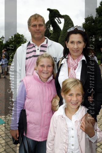 Kaatsheuvel 2 augustus 2009
Premiere show in de efteling. Sandra .. met gezin
Peter Smulders bv