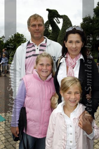 Kaatsheuvel 2 augustus 2009
Premiere show in de efteling. Sandra .. met gezin
Peter Smulders bv