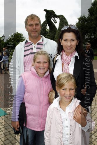 Kaatsheuvel 2 augustus 2009
Premiere show in de efteling. Sandra .. met gezin
Peter Smulders bv