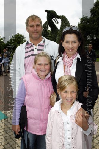 Kaatsheuvel 2 augustus 2009
Premiere show in de efteling. Sandra .. met gezin
Peter Smulders bv