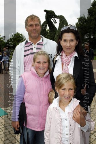Kaatsheuvel 2 augustus 2009
Premiere show in de efteling. Sandra .. met gezin
Peter Smulders bv