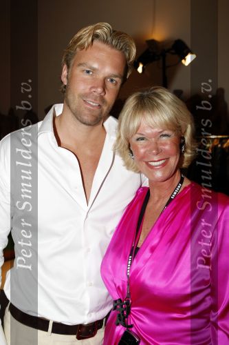 Amsterdam 2 juni 2009
Presentatie van de nieuwe samsung lady phone in de duif. Sheila de Vries met zoon Gideon
Peter Smulders bv