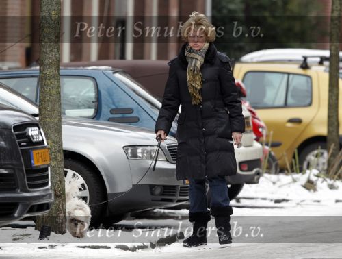 Amsterdam 13 januari 2010
Simone Kleinsma met hondje in de sneeuw.
Peter Smulders bv