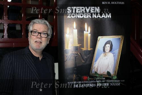 Leiden 19 januari 2010
Presenatie boek van de zangeres zonder naam geschreven door Ben Holthuis en de nieuwe cd. Sjef Scholte met Johnny en Adriaan Hoes
Peter Smulders bv