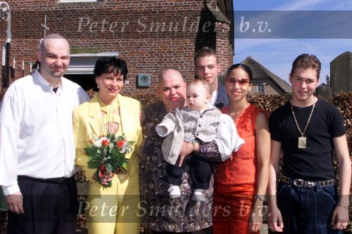 Molenschot 2 april 2001
Trouwen Sugar Lee Hooper.
SLH met haar kinderen en kleinkind


Peter Smulders bv