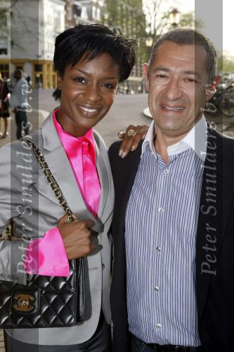 Amsterdam 2 juni 2009
Presentatie van de nieuwe samsung lady phone in de duif. Sylvana Simons met haar vriend Roland Kahn
Peter Smulders bv