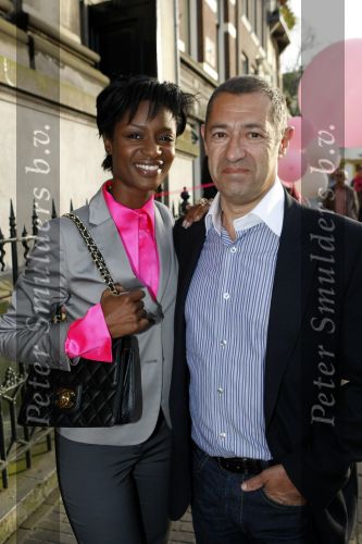 Amsterdam 2 juni 2009
Presentatie van de nieuwe samsung lady phone in de duif. Sylvana Simons met haar vriend Roland Kahn
Peter Smulders bv