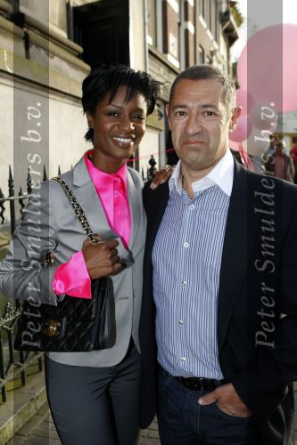Amsterdam 2 juni 2009
Presentatie van de nieuwe samsung lady phone in de duif. Sylvana Simons met haar vriend Roland Kahn
Peter Smulders bv