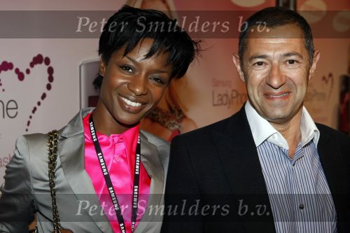 Amsterdam 2 juni 2009
Presentatie van de nieuwe samsung lady phone in de duif. Sylvana Simons met haar vriend Roland Kahn
Peter Smulders bv